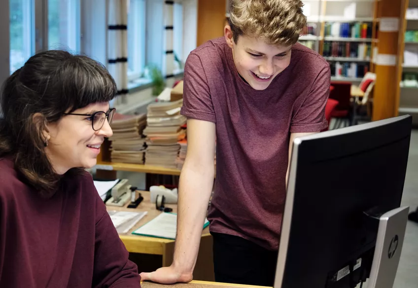 A librarian and a student looking at a computer screen. Photo: Johan Bävman.